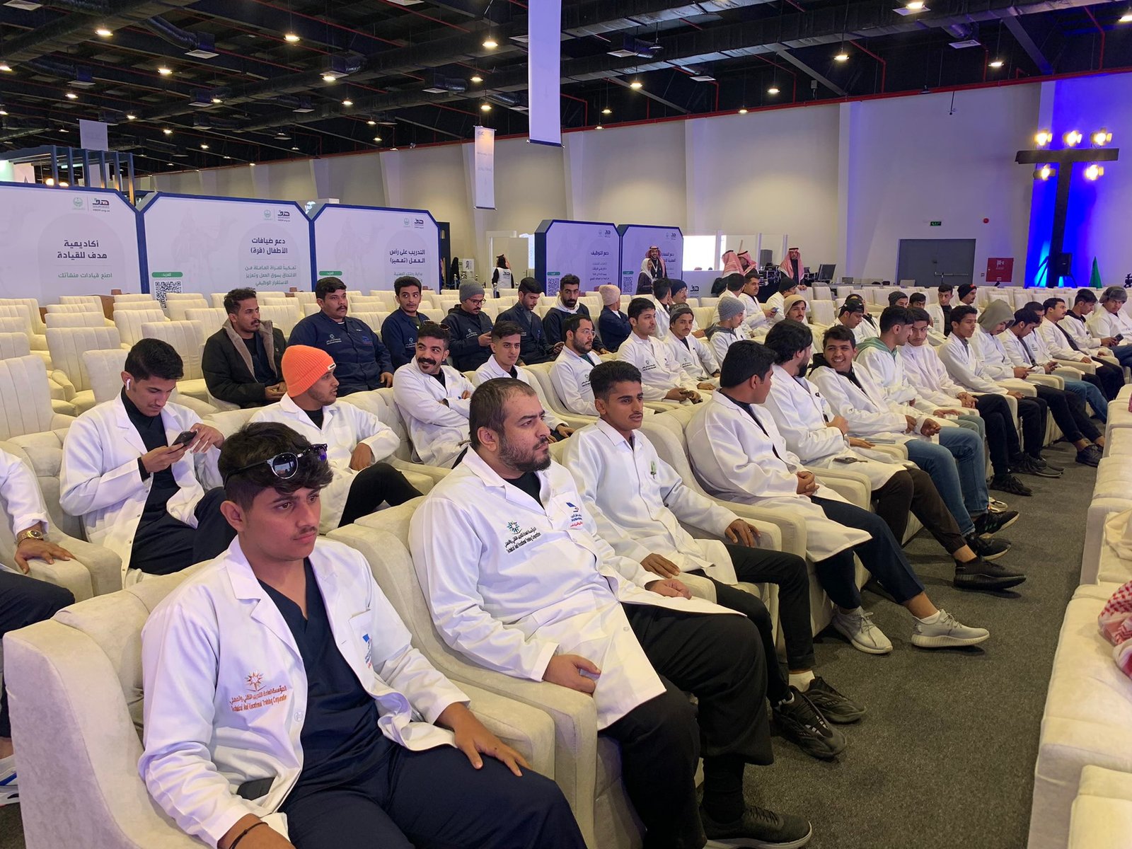 مجموعة من الورش والندوات التدريبية وأيضا زيارة العديد من أجنحة القطاع الحكومي